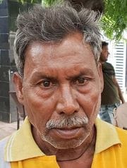 एसएसपी कार्यालय के बाहर खड़े निवेशक। संवाद
