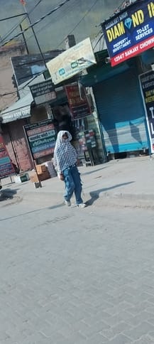 गर्मी में नींबू पानी पीकर प्यास बुझाते लोग। संवाद