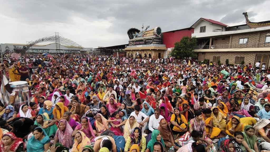 कुबेरेश्वर धाम पर चल रही पंडित प्रदीप मिश्रा की आनॅलाइन शिवमहापुराण