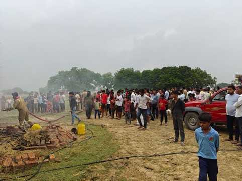 करछना। घटना स्थल पर जुटी लोगों की भीड़ करछना। घटना स्थल पर जुटी लोगों की भीड़