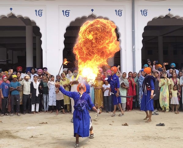 खुटार में करतब दिखाते गतका दल के कलाकार। संवाद
