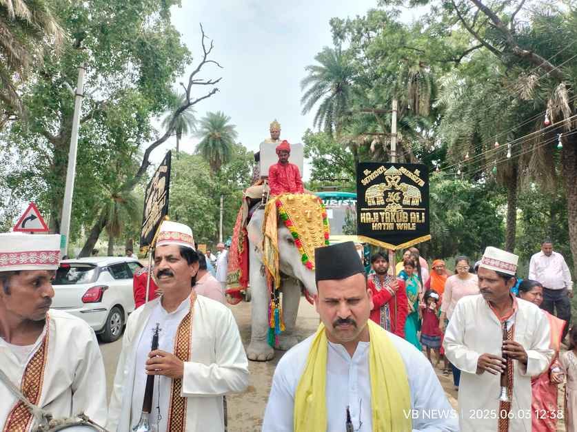 पंचकल्याणक महोत्सव में मुनियों के साथ मंचासिन वसुनंदी महाराज स्रोत संवाद
