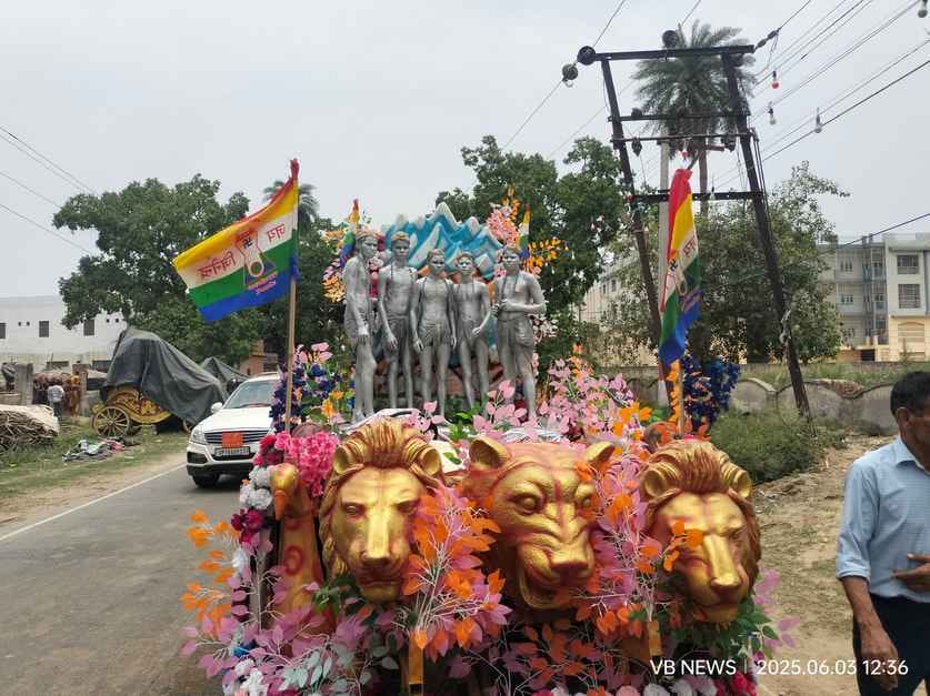 पंचकल्याणक महोत्सव में मुनियों के साथ मंचासिन वसुनंदी महाराज स्रोत संवाद