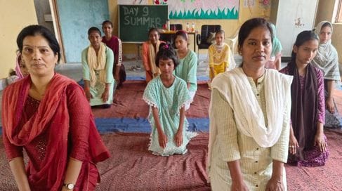 समर कैंप में नाटक का मंचन करते बालिकाएं।-संवाद समर कैंप में नाटक का मंचन करते बालिकाएं।-संवाद