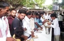 टाउनहॉल स्थित नौ देवी मंदिर में बड़े मंगल के उपलक्ष्य में भजन-कीर्तन करतीं महिलाएं। संवाद टाउनहॉल स्थित नौ देवी मंदिर में बड़े मंगल के उपलक्ष्य में भजन-कीर्तन करतीं महिलाएं। संवाद