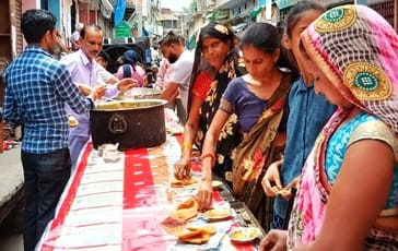 टाउनहॉल स्थित नौ देवी मंदिर में बड़े मंगल के उपलक्ष्य में भजन-कीर्तन करतीं महिलाएं। संवाद टाउनहॉल स्थित नौ देवी मंदिर में बड़े मंगल के उपलक्ष्य में भजन-कीर्तन करतीं महिलाएं। संवाद