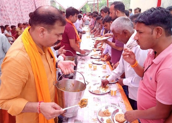 टाउनहॉल स्थित नौ देवी मंदिर में बड़े मंगल के उपलक्ष्य में भजन-कीर्तन करतीं महिलाएं। संवाद टाउनहॉल स्थित नौ देवी मंदिर में बड़े मंगल के उपलक्ष्य में भजन-कीर्तन करतीं महिलाएं। संवाद