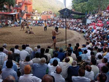 धारटटोह में हुए दंगल में उपस्थित दर्शक। संवाद धारटटोह में हुए दंगल में उपस्थित दर्शक। संवाद