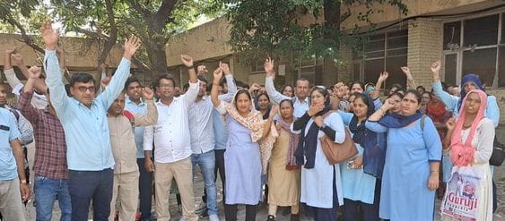 04सीटीके39...अपनी मांगों को लेकर विजय पार्क में हड़ताल पर बैठ नारेबाजी करते पीजीआईएमएस के अनुबं 04सीटीके39...अपनी मांगों को लेकर विजय पार्क में हड़ताल पर बैठ नारेबाजी करते पीजीआईएमएस के अनुबं