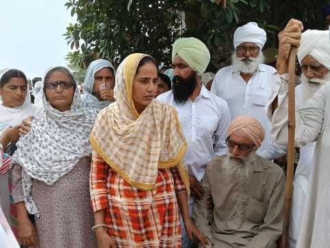 बलिदानी बेटे के पार्थिव शरीर पर पुष्प चक्र अर्पित करती मां गुरमीत कौर संवाद बलिदानी बेटे के पार्थिव शरीर पर पुष्प चक्र अर्पित करती मां गुरमीत कौर संवाद