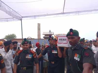 बलिदानी बेटे के पार्थिव शरीर पर पुष्प चक्र अर्पित करती मां गुरमीत कौर संवाद बलिदानी बेटे के पार्थिव शरीर पर पुष्प चक्र अर्पित करती मां गुरमीत कौर संवाद