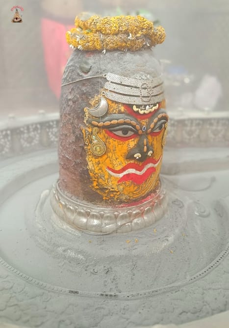भस्म आरती में आज कुछ ऐसे सजे बाबा महाकाल