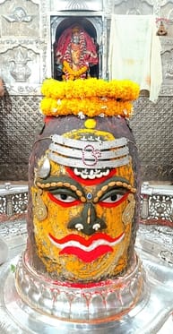 भस्म आरती में आज कुछ ऐसे सजे बाबा महाकाल