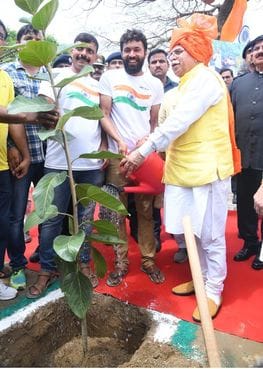 फोटो 26: सोनीपत पुलिस लाइन परिसर में 15 अगस्त 2019 को तत्कालीन मुख्यमंत्री मनोहर लाल पौधरोपण कर फोटो 26: सोनीपत पुलिस लाइन परिसर में 15 अगस्त 2019 को तत्कालीन मुख्यमंत्री मनोहर लाल पौधरोपण कर
