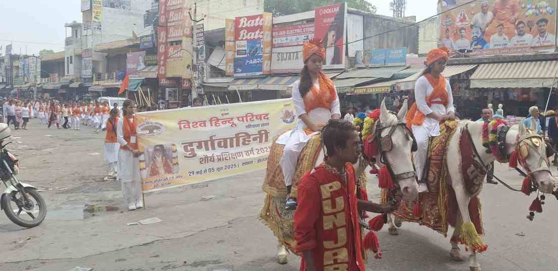 -फोटो 56 : बाइक पर सवार होकर शहर की सड़कों से गुजरती दुर्गावाहिनी। संवाद