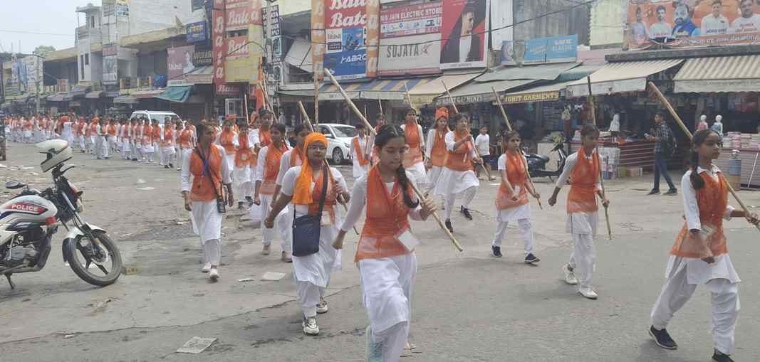 -फोटो 56 : बाइक पर सवार होकर शहर की सड़कों से गुजरती दुर्गावाहिनी। संवाद