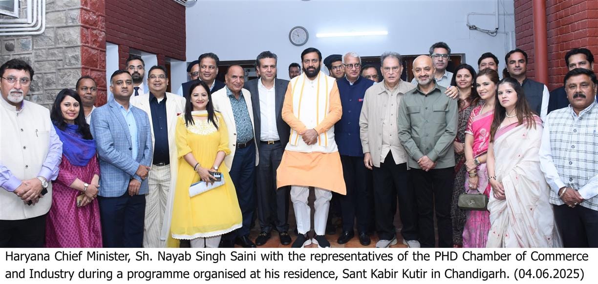 हरियाणा के मुख्यमंत्री नायब सिंह सैनी मंगलवार को चंडीगढ़ स्थित आवास संत कबीर कुटीर पर आयोजित एक हरियाणा के मुख्यमंत्री नायब सिंह सैनी मंगलवार को चंडीगढ़ स्थित आवास संत कबीर कुटीर पर आयोजित एक