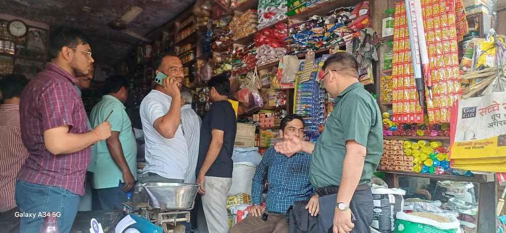 झिंझाना में खाद्य विभाग के अधिकारियों द्वारा छापे के दौरान मौके पर जमा भीड़ । संवाद झिंझाना में खाद्य विभाग के अधिकारियों द्वारा छापे के दौरान मौके पर जमा भीड़ । संवाद