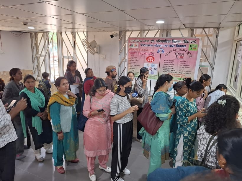 कुल्लू अस्पताल में पर्ची बनाने के लिए लगी लाइनें।-संवाद कुल्लू अस्पताल में पर्ची बनाने के लिए लगी लाइनें।-संवाद