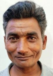 कुंवरगांव में ऑटो में जातीं सवारियां। संवाद