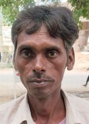कुंवरगांव में ऑटो में जातीं सवारियां। संवाद
