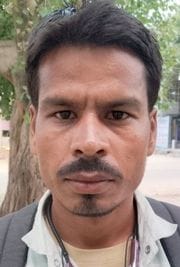 कुंवरगांव में ऑटो में जातीं सवारियां। संवाद