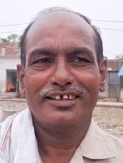 मचलई गांव में पेय जल की समस्या को लेकर खड़े लोग। संवाद मचलई गांव में पेय जल की समस्या को लेकर खड़े लोग। संवाद