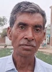 मचलई गांव में पेय जल की समस्या को लेकर खड़े लोग। संवाद मचलई गांव में पेय जल की समस्या को लेकर खड़े लोग। संवाद
