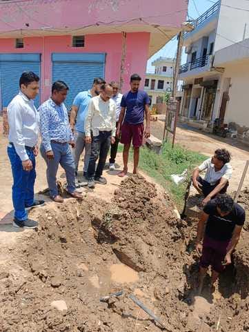 मोहड़ा गांव में आ रहे दूषित पानी की जांच करती जन स्वास्थ्य अभियांत्रिकी विभाग की टीम। स्वयं मोहड़ा गांव में आ रहे दूषित पानी की जांच करती जन स्वास्थ्य अभियांत्रिकी विभाग की टीम। स्वयं