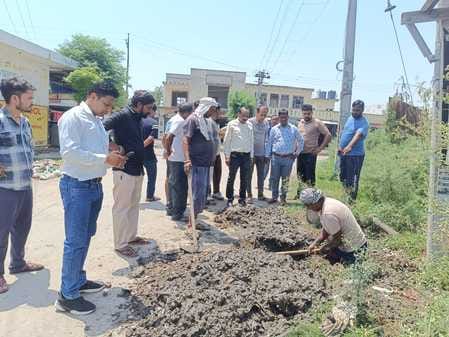 मोहड़ा गांव में आ रहे दूषित पानी की जांच करती जन स्वास्थ्य अभियांत्रिकी विभाग की टीम। स्वयं मोहड़ा गांव में आ रहे दूषित पानी की जांच करती जन स्वास्थ्य अभियांत्रिकी विभाग की टीम। स्वयं