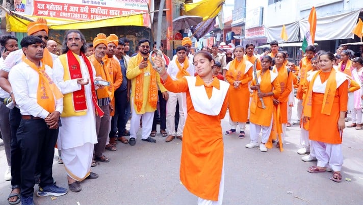 ओम पताका फहराकर यज्ञ यात्रा का शुभांरभ करती चेयरमेन ज्ञानदेवी सागर। संवाद ओम पताका फहराकर यज्ञ यात्रा का शुभांरभ करती चेयरमेन ज्ञानदेवी सागर। संवाद
