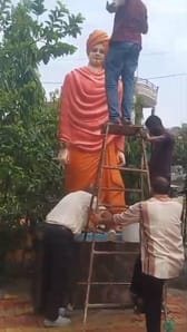 प्रतिमा पर फेंकी गंदगी