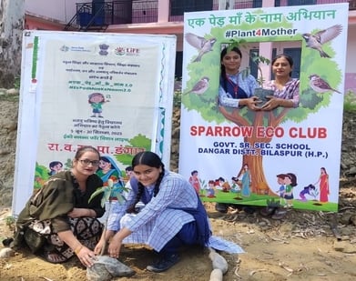 राजकीय वरिष्ठ माध्यमिक विद्यालय मजारी में पेड़ लगाते हुए विद्यार्थी व एसएमसी सदस्य। संवाद