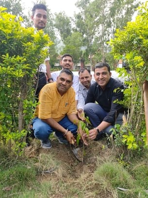 राजकीय वरिष्ठ माध्यमिक विद्यालय मजारी में पेड़ लगाते हुए विद्यार्थी व एसएमसी सदस्य। संवाद