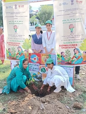 राजकीय वरिष्ठ माध्यमिक विद्यालय मजारी में पेड़ लगाते हुए विद्यार्थी व एसएमसी सदस्य। संवाद