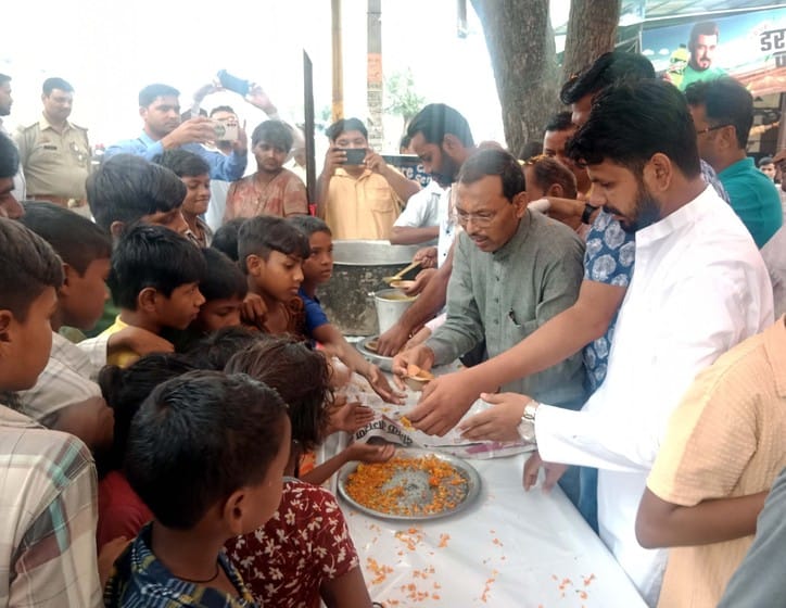 बगरैन में भंडारे का प्रसाद वितरित करते लोग। संवाद बगरैन में भंडारे का प्रसाद वितरित करते लोग। संवाद