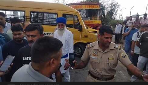 भट्टू फाटक के पास निजी बस और स्कूल बस मेँ टककर । स्रोत: पाठक भट्टू फाटक के पास निजी बस और स्कूल बस मेँ टककर । स्रोत: पाठक