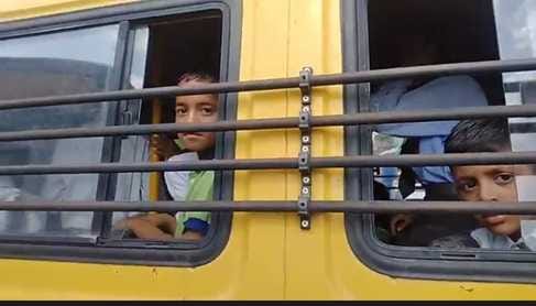 भट्टू फाटक के पास निजी बस और स्कूल बस मेँ टककर । स्रोत: पाठक भट्टू फाटक के पास निजी बस और स्कूल बस मेँ टककर । स्रोत: पाठक