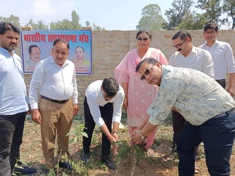 बिजनौर के अगरी के प्राथमिक विद्यालय में पौधरोपण करते बीएसए, शिक्षक व बच्चे। स्रोत शिक्षक