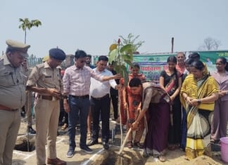 बिजनौर के अगरी के प्राथमिक विद्यालय में पौधरोपण करते बीएसए, शिक्षक व बच्चे। स्रोत शिक्षक