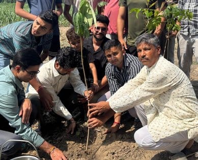 बिजनौर के अगरी के प्राथमिक विद्यालय में पौधरोपण करते बीएसए, शिक्षक व बच्चे। स्रोत शिक्षक