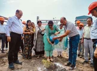 बिजनौर के अगरी के प्राथमिक विद्यालय में पौधरोपण करते बीएसए, शिक्षक व बच्चे। स्रोत शिक्षक
