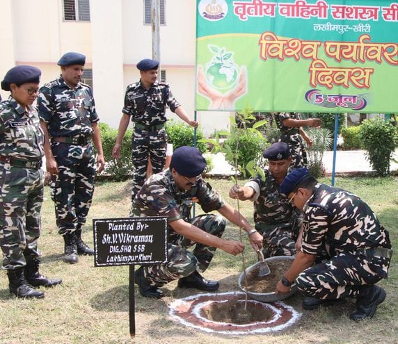 डॉ. भीमराव आंबेडकर तराई किसान महाविद्यालय में पौधरोपण करते एसडीएम राजीव निगम और रेंजर गजेंद्र स डॉ. भीमराव आंबेडकर तराई किसान महाविद्यालय में पौधरोपण करते एसडीएम राजीव निगम और रेंजर गजेंद्र स
