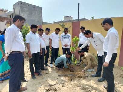 डॉ. भीमराव आंबेडकर तराई किसान महाविद्यालय में पौधरोपण करते एसडीएम राजीव निगम और रेंजर गजेंद्र स डॉ. भीमराव आंबेडकर तराई किसान महाविद्यालय में पौधरोपण करते एसडीएम राजीव निगम और रेंजर गजेंद्र स