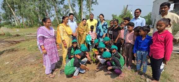 डॉ. भीमराव आंबेडकर तराई किसान महाविद्यालय में पौधरोपण करते एसडीएम राजीव निगम और रेंजर गजेंद्र स डॉ. भीमराव आंबेडकर तराई किसान महाविद्यालय में पौधरोपण करते एसडीएम राजीव निगम और रेंजर गजेंद्र स