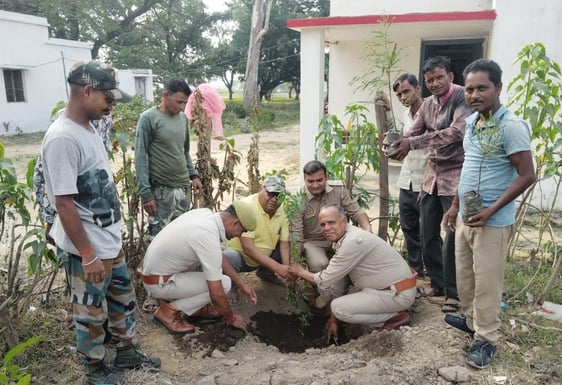 डॉ. भीमराव आंबेडकर तराई किसान महाविद्यालय में पौधरोपण करते एसडीएम राजीव निगम और रेंजर गजेंद्र स डॉ. भीमराव आंबेडकर तराई किसान महाविद्यालय में पौधरोपण करते एसडीएम राजीव निगम और रेंजर गजेंद्र स