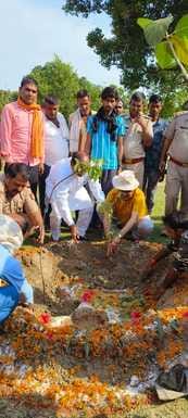 डॉ. भीमराव आंबेडकर तराई किसान महाविद्यालय में पौधरोपण करते एसडीएम राजीव निगम और रेंजर गजेंद्र स डॉ. भीमराव आंबेडकर तराई किसान महाविद्यालय में पौधरोपण करते एसडीएम राजीव निगम और रेंजर गजेंद्र स