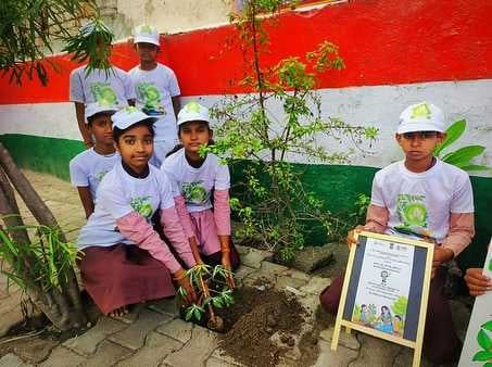 डॉ. भीमराव आंबेडकर तराई किसान महाविद्यालय में पौधरोपण करते एसडीएम राजीव निगम और रेंजर गजेंद्र स डॉ. भीमराव आंबेडकर तराई किसान महाविद्यालय में पौधरोपण करते एसडीएम राजीव निगम और रेंजर गजेंद्र स