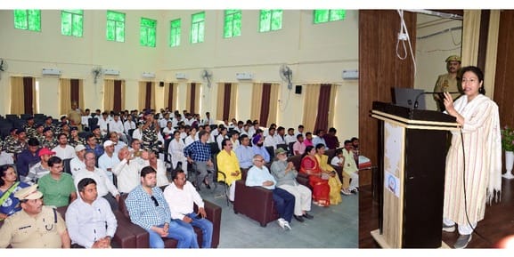 डॉ. भीमराव आंबेडकर तराई किसान महाविद्यालय में पौधरोपण करते एसडीएम राजीव निगम और रेंजर गजेंद्र स डॉ. भीमराव आंबेडकर तराई किसान महाविद्यालय में पौधरोपण करते एसडीएम राजीव निगम और रेंजर गजेंद्र स