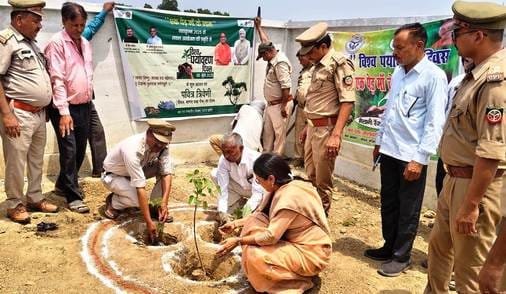 डॉ. भीमराव आंबेडकर तराई किसान महाविद्यालय में पौधरोपण करते एसडीएम राजीव निगम और रेंजर गजेंद्र स डॉ. भीमराव आंबेडकर तराई किसान महाविद्यालय में पौधरोपण करते एसडीएम राजीव निगम और रेंजर गजेंद्र स